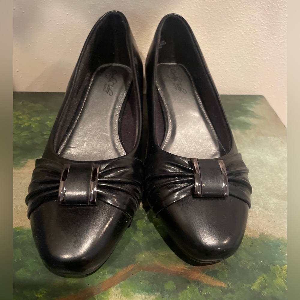 Carolyn Tucker Collection Black Low Heel Pumps. Size 6.5W. NIB